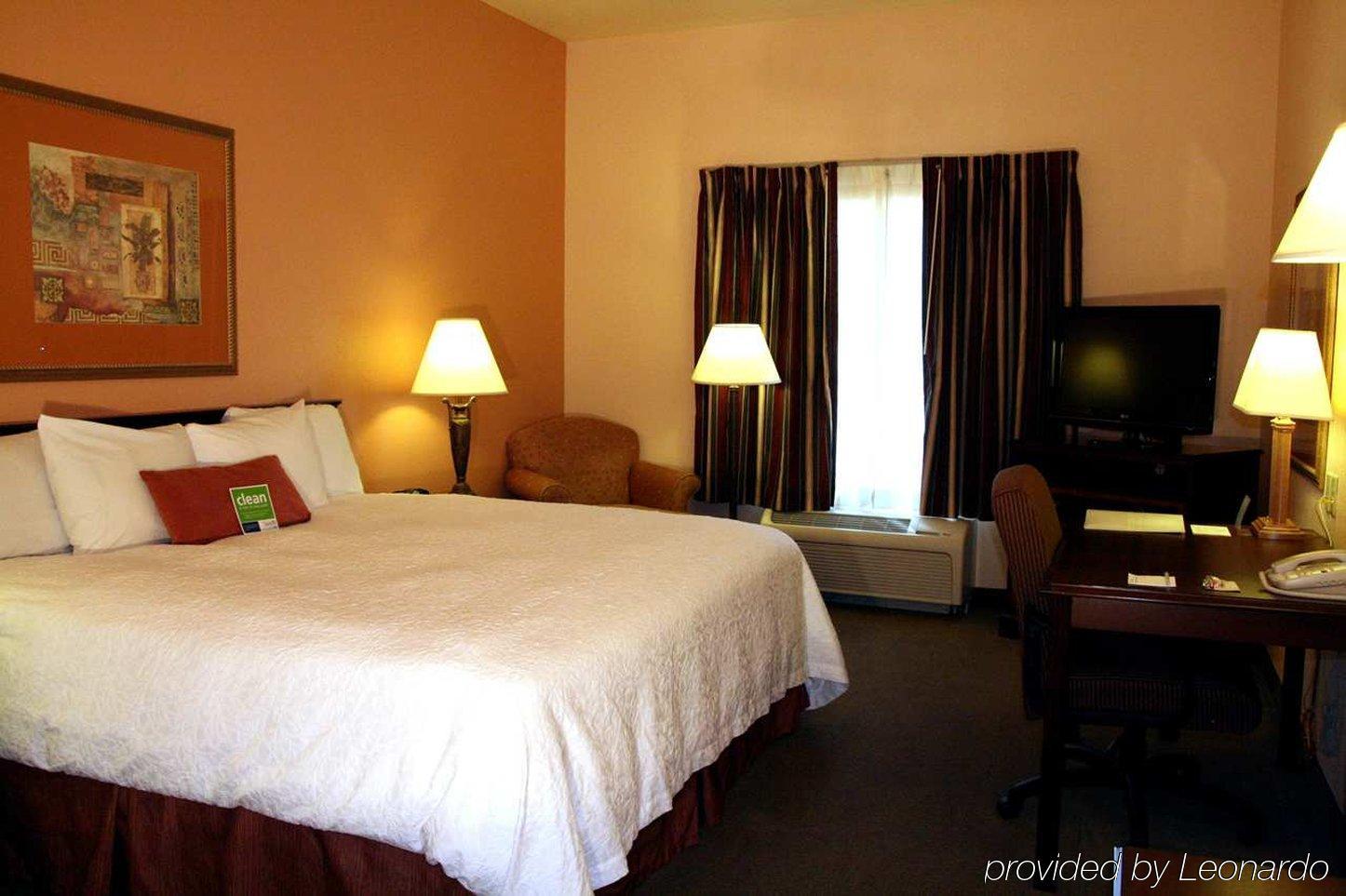 Hampton Inn & Suites Дентон Номер фото